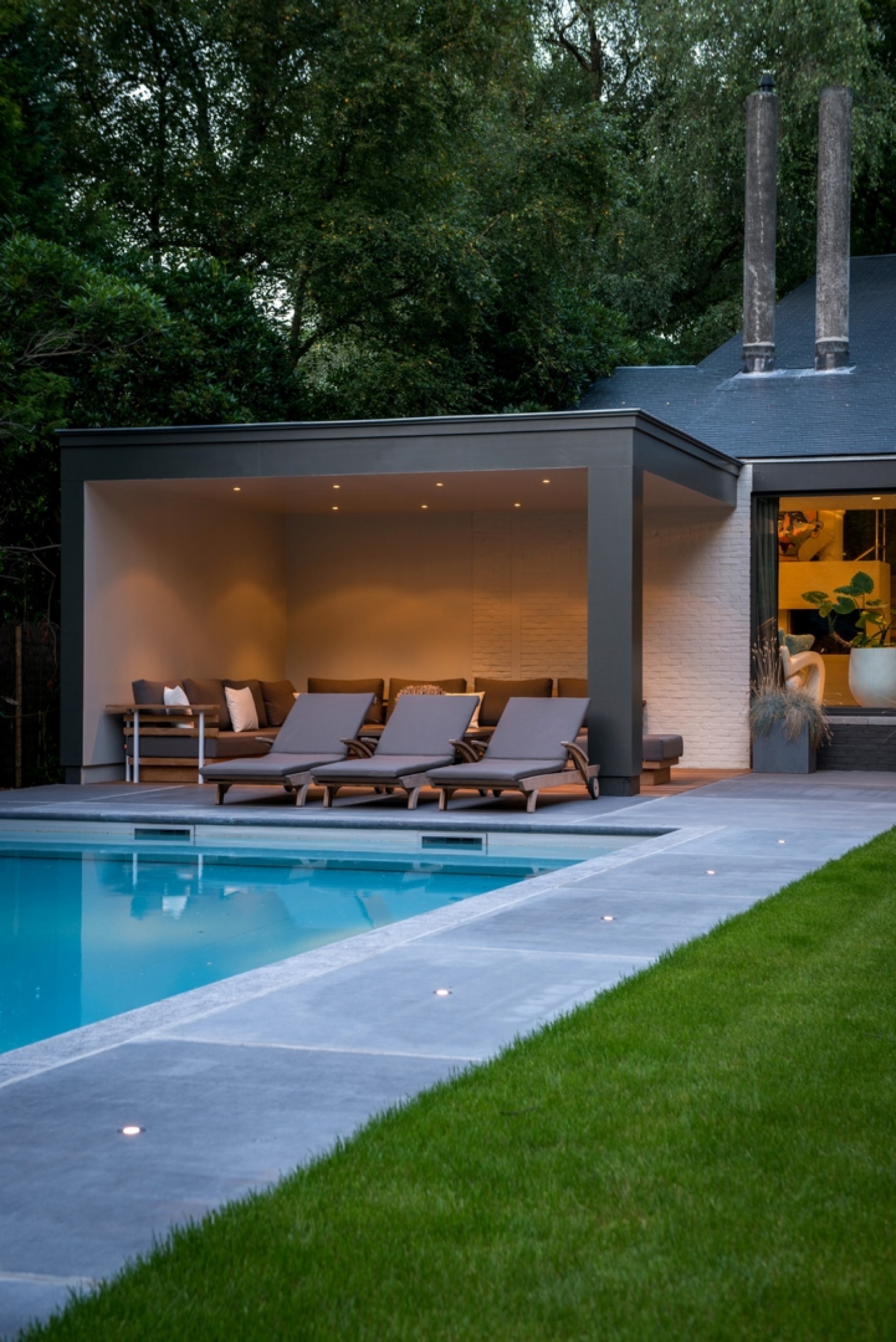 Een zwembad met poolhouse. 